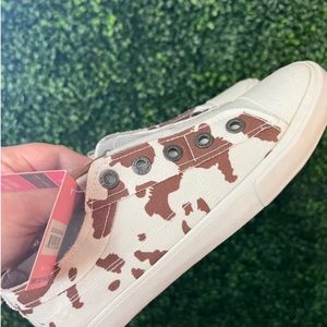 Simply Southern
Vintage Loafer Canvas Shoes Size 8 Cow Print